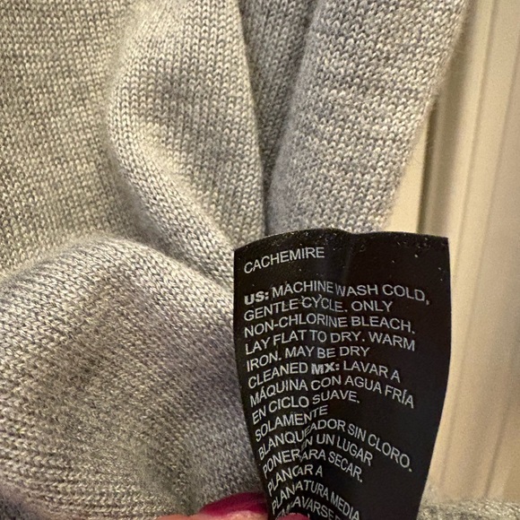 White House Black Market Cashmere Blend Sweater size S Gray V Neck EUC - Picture 4 of 4
